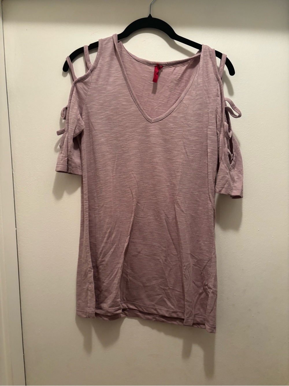 Cold-Shoulder V-Neck Tee in Dusty Mauve